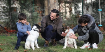 Șeful CJ Timiș a adoptat două cățelușe: Cred că un animal de companie nu trebuie să fie de rasă ca să aducă bucurie într-o casă