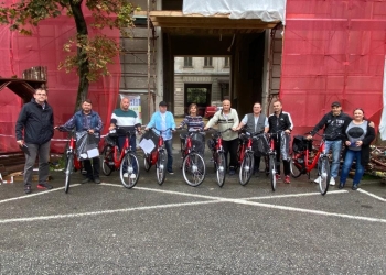 Poștașii din Timișoara și Tomnatic aduc pensia cu biciclete electrice