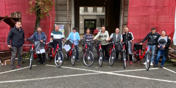 Poștașii din Timișoara și Tomnatic aduc pensia cu biciclete electrice