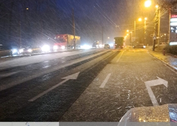 Zeci de tone de material antiderapant aruncate pe străzile din Timișoara