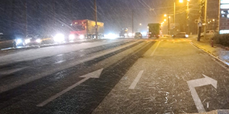 Zeci de tone de material antiderapant aruncate pe străzile din Timișoara