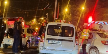 VIDEO. Impact între un taxi și o mașină a Politiei Locale. Doi oameni, la spital