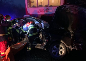 Impact între un autotren și o mașină, la Pădurea Verde! Șoferul a rămas încarcerat