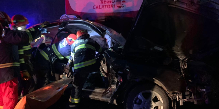 Impact între un autotren și o mașină, la Pădurea Verde! Șoferul a rămas încarcerat