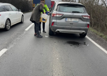 „Siguranță și încredere!” Polițiștii din Făget au ajutat doi șoferi rămași în mijlocul drumului