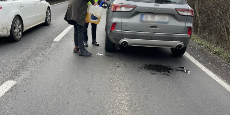 „Siguranță și încredere!” Polițiștii din Făget au ajutat doi șoferi rămași în mijlocul drumului