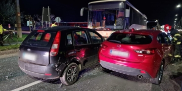 Accident între un autobuz și două mașini, în vestul țării. O femeie a fost rănită