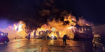 Incendiu violent în vestul țării, la un depozit de anvelope