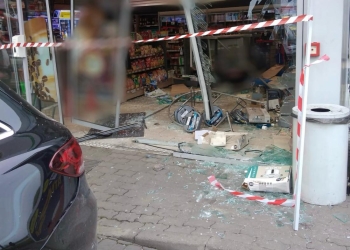 Când prea multă tehnologie dăunează…Vitrine făcute praf de un șofer, care ar fi încurcat vitezele