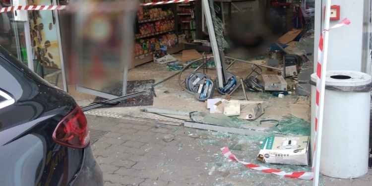 Când prea multă tehnologie dăunează…Vitrine făcute praf de un șofer, care ar fi încurcat vitezele