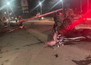 Din cauza vitezei, a spulberat un stâlp de ciment! O tânără din Timișoara se zbate pentru viață, pe un pat de spital