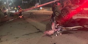Din cauza vitezei, a spulberat un stâlp de ciment! O tânără din Timișoara se zbate pentru viață, pe un pat de spital