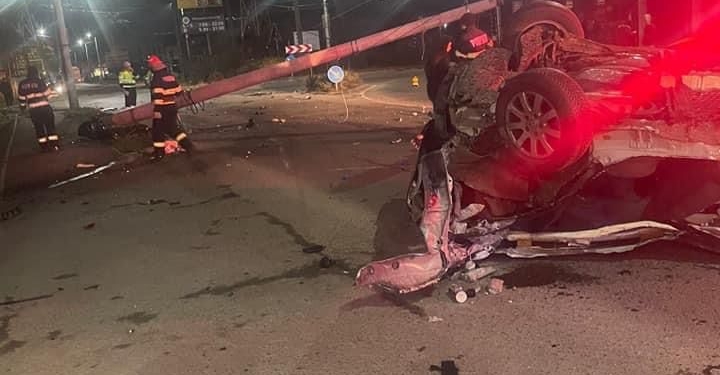 Din cauza vitezei, a spulberat un stâlp de ciment! O tânără din Timișoara se zbate pentru viață, pe un pat de spital