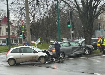 VIDEO A forțat verdele de la semafor și a provocat un accident grav, pe un bulevard din Timișoara!