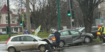 VIDEO A forțat verdele de la semafor și a provocat un accident grav, pe un bulevard din Timișoara!