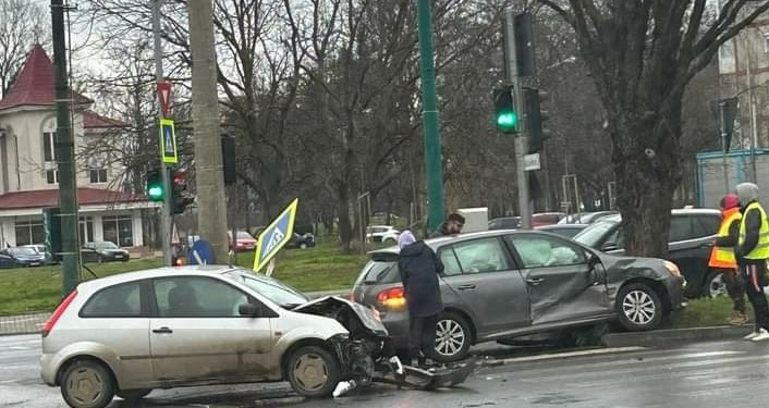 VIDEO A forțat verdele de la semafor și a provocat un accident grav, pe un bulevard din Timișoara!