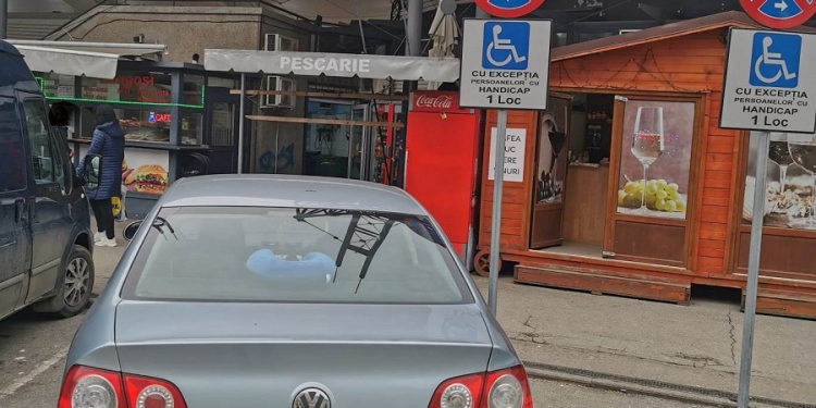 Lipsa celor 7 ani de acasă nu e dizabilitate! Zeci de șoferi amendați la Timișoara. S-au parcat pe locurile persoanelor cu handicap