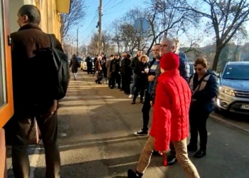 VIDEO Nu se dă nimic gratis, se fac abonamente Timpark! Zeci de timișoreni la coadă