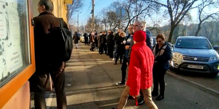 VIDEO Nu se dă nimic gratis, se fac abonamente Timpark! Zeci de timișoreni la coadă