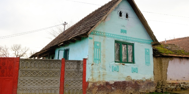 Festivalul faptelor bune se mută într-un sat din Caraș. 30 de case din Valeapai, zugrăvite de voluntari