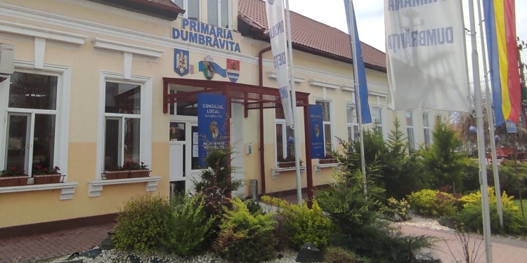 Locuitorii din Dumbrăvița, amenințați de primărie că vor fi blocați pe Facebook dacă folosesc „expresii jignitoare”