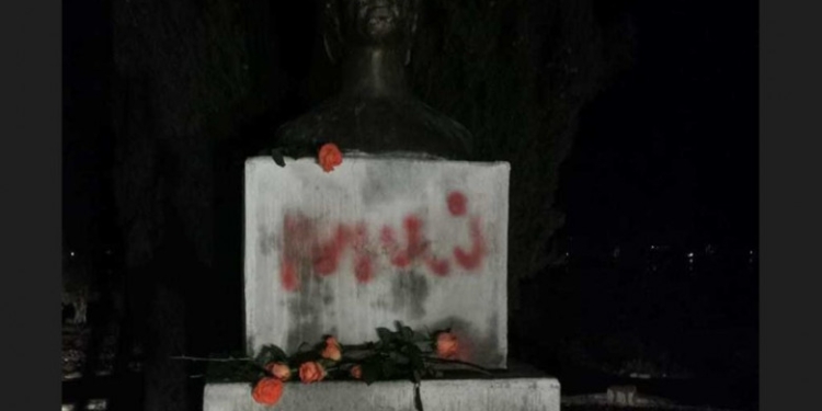 Statuia „Luceafărului”, vandalizată, chiar de Ziua Națională a Culturii!