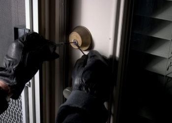 „Mătușa Tamara” de Reșița! Hoții au furat 500 de mii de lei din casa unei bătrâne