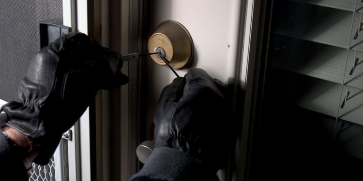 „Mătușa Tamara” de Reșița! Hoții au furat 500 de mii de lei din casa unei bătrâne