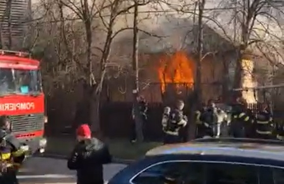 VIDEO La un pas de tragedie! O casă a ars în Timișoara
