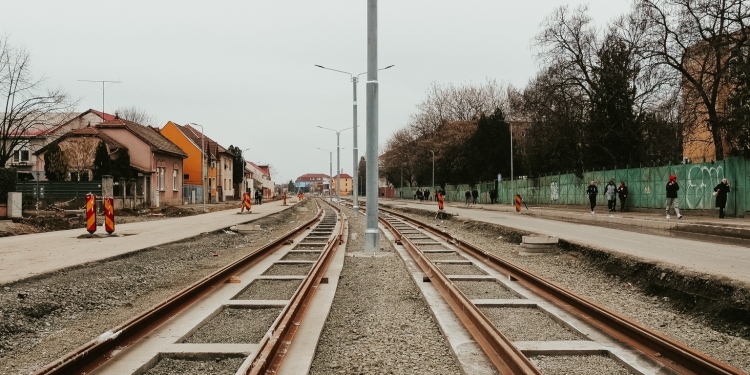 Se montează linia de tramvai pe Calea Bogdăneștilor. Când se finalizează șantierul
