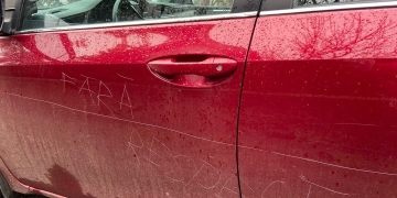 Mașina viceprimarului Timișoarei, Cosmin Tabără, vandalizată