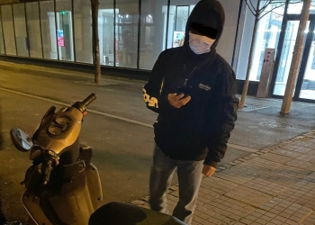 Un vietnamez, cu scuterul la plimbare prin Piața Victoriei din Timișoara