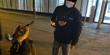 Un vietnamez, cu scuterul la plimbare prin Piața Victoriei din Timișoara