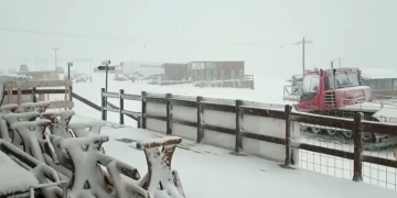 VIDEO Liber la schi și pe Muntele Mic! S-a așternut un strat gros de zăpadă