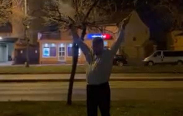 VIDEO „Cine este smecher, cine?!” An Nou întâmpinat cu focuri de armă, la Timișoara, pe ritmuri de manele! „Pistolarul” a fost găsit