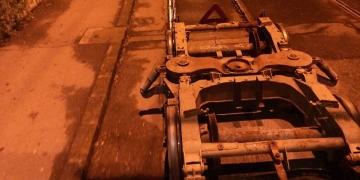 O nouă „performanță” cu care se laudă Primăria Timișoara: liniile de tramvai sunt curățate de praf