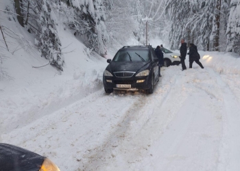 Drumuri blocate și localități fără curent în Caraș. Probleme și pe Muntele Mic