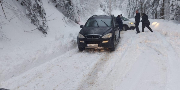 Drumuri blocate și localități fără curent în Caraș. Probleme și pe Muntele Mic