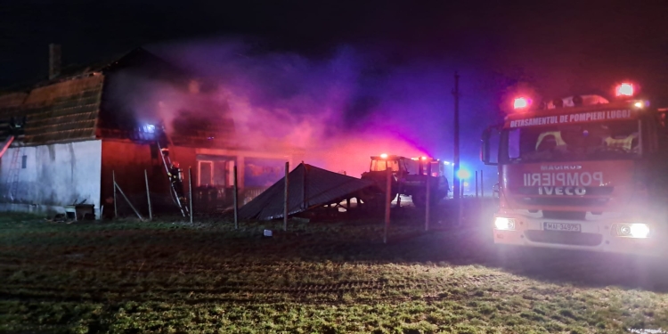 VIDEO. Casă din Izvin, cuprinsă de flăcări