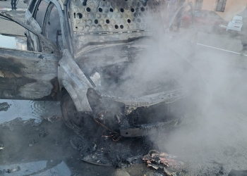 VIDEO. Mașină în flăcări pe o stradă din Arad