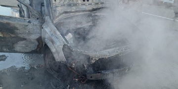 VIDEO. Mașină în flăcări pe o stradă din Arad