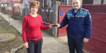 Mai contează uneori și omenia! Un portofel cu mii de lei în el, găsit și înapoiat de o femeie din Arad