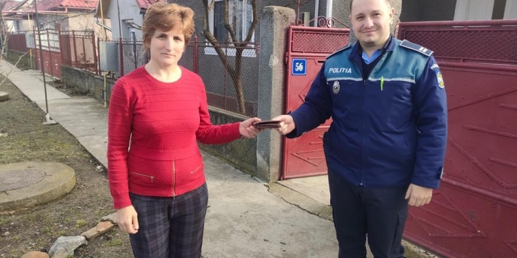 Mai contează uneori și omenia! Un portofel cu mii de lei în el, găsit și înapoiat de o femeie din Arad