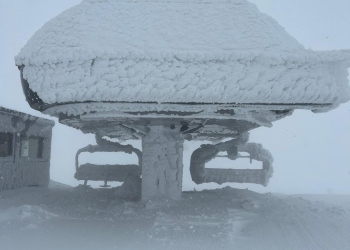 VIDEO S-a reîntors viscolul pe Muntele Mic! Temperaturi de îngheață pietrele