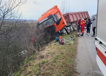 A rămas blocată între fiare, după ce s-a izbit de un tir, pe un drum din Timiș