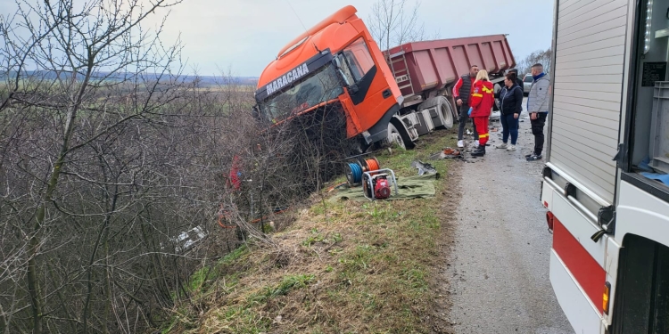 A rămas blocată între fiare, după ce s-a izbit de un tir, pe un drum din Timiș