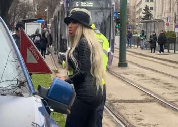 VIDEO Le-a dat greu polițiștilor! Soția lui Romeo Dunca, președintele CJ Caraș-Severin, a dărâmat semnele de circulație ca popicele