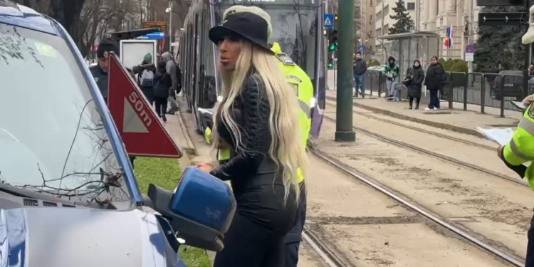 VIDEO Le-a dat greu polițiștilor! Soția lui Romeo Dunca, președintele CJ Caraș-Severin, a dărâmat semnele de circulație ca popicele