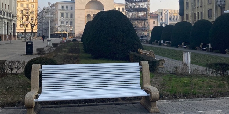 Reparații la băncile din Piața Victoriei, înainte de deschiderea TM2023