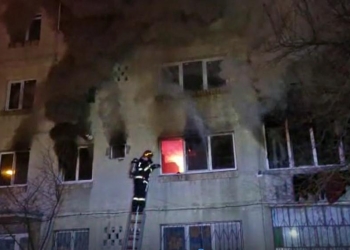 VIDEO Două persoane au ajuns la spital, un bloc a fost evacuat, în Buziaș! Un apartament a luat foc